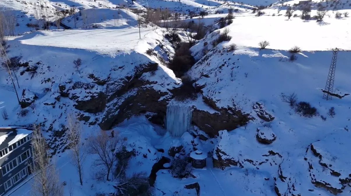 Sırakayalar Şelalesi Dondu