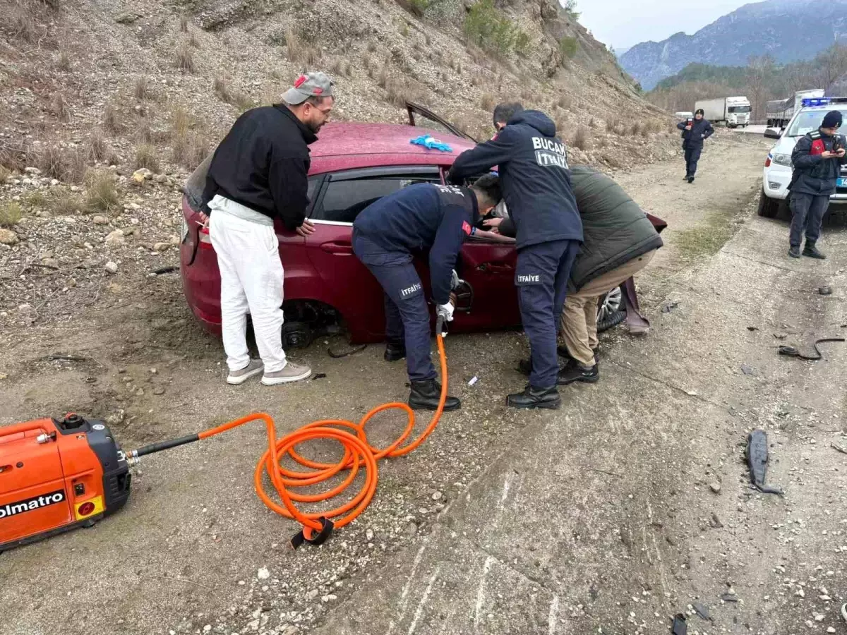 Burdur\'da 3 Araç Çarpıştı: 4 Yaralı