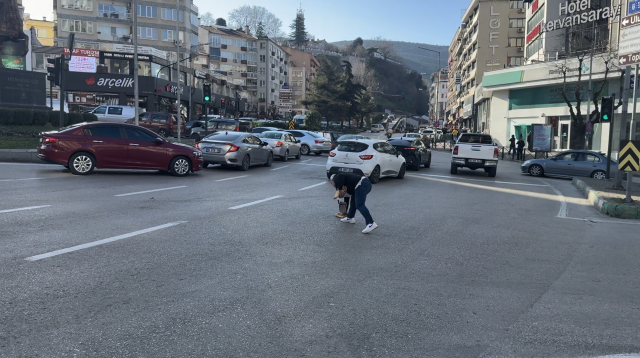 Bursa'da lodos zor anlar yaşattı: Trafik lambasına tutundular