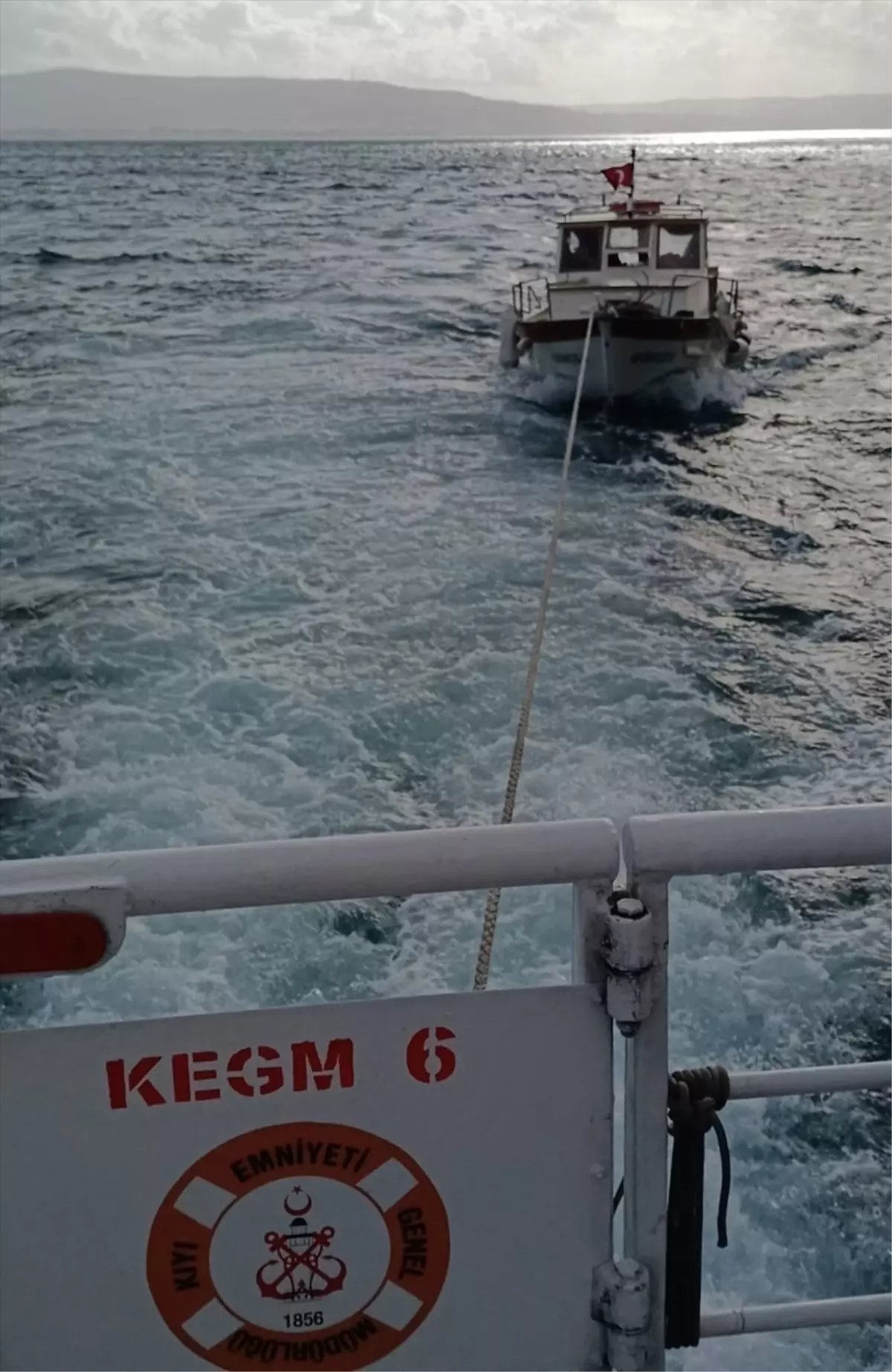 Çanakkale Boğazı\'nda Tekne Kurtarıldı
