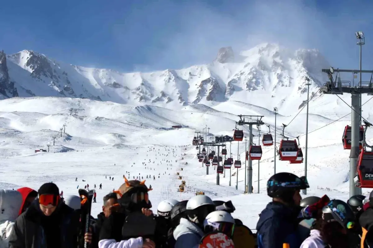 Erciyes\'te Hafta Sonu Kayak Yoğunluğu