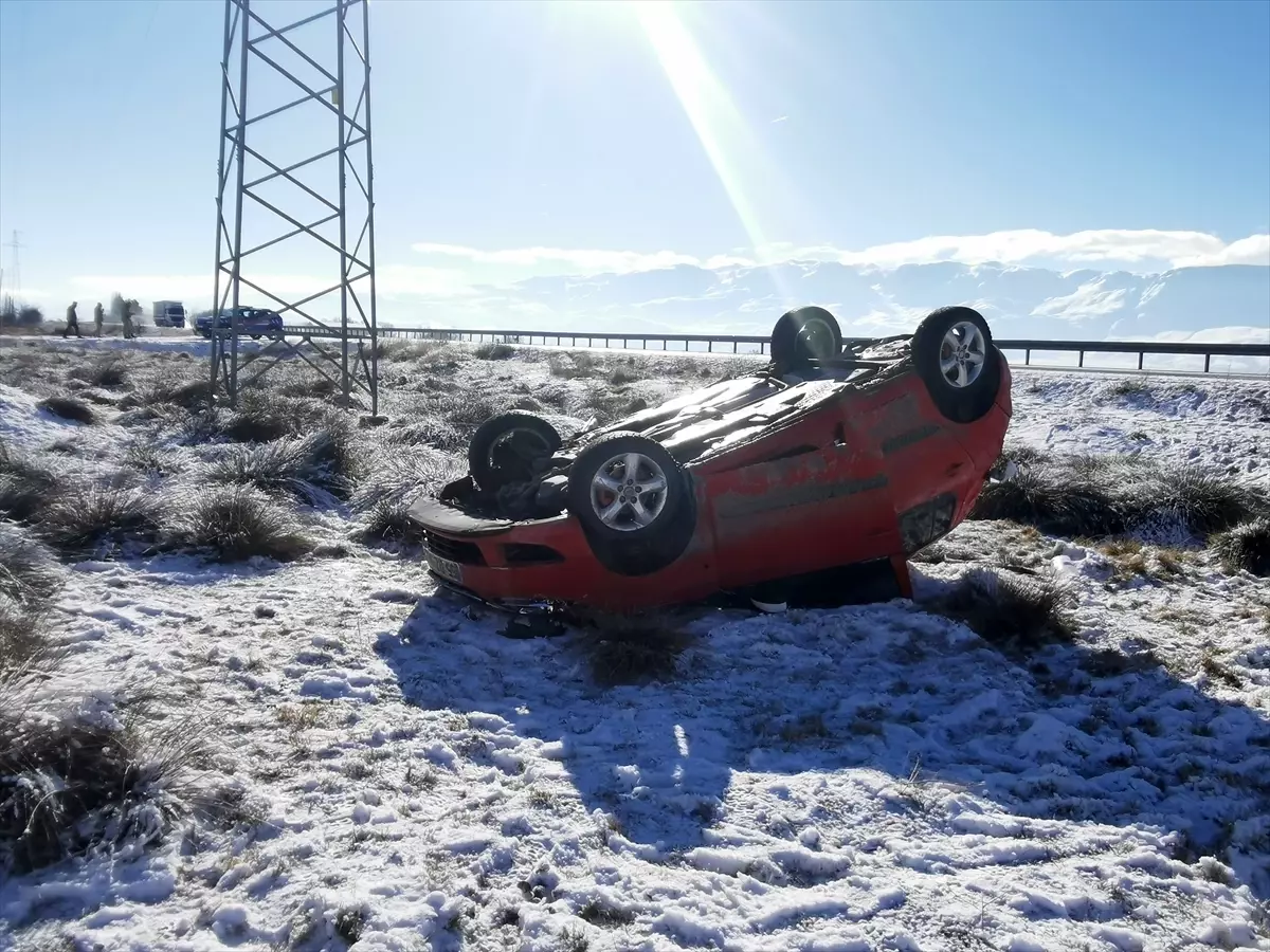 Erzincan\'da Otomobil Şarampole Devrildi