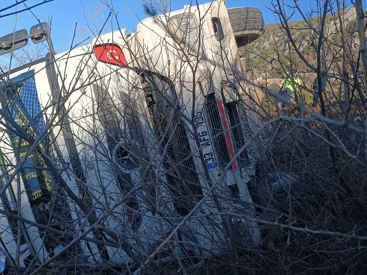 Adana\'da Tır Devrildi, Sürücü Yaralandı