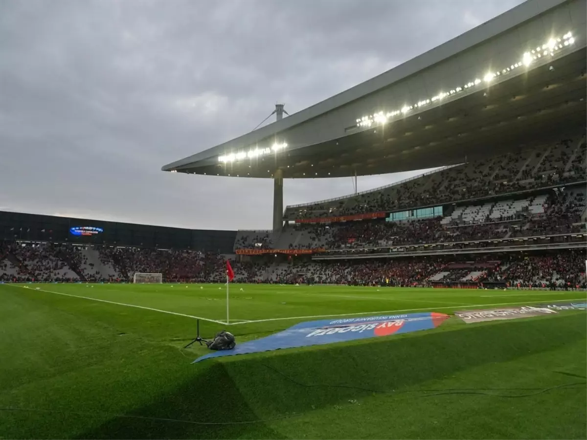 Galatasaray Fenerbahçe\'yi Süper Kupa Finalinde Karşılıyor