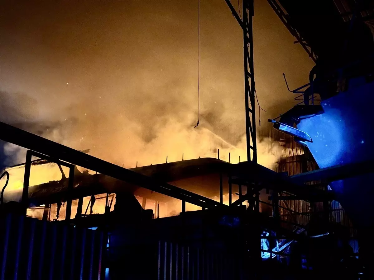 Fethiye\'de Tersanede Yangın Kontrol Altında