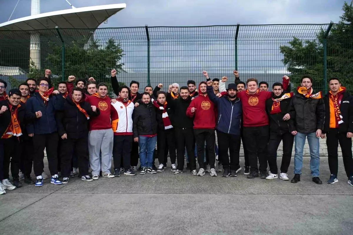 Galatasaraylı Taraftarlar Süper Kupa Finalinde Stada Geldi