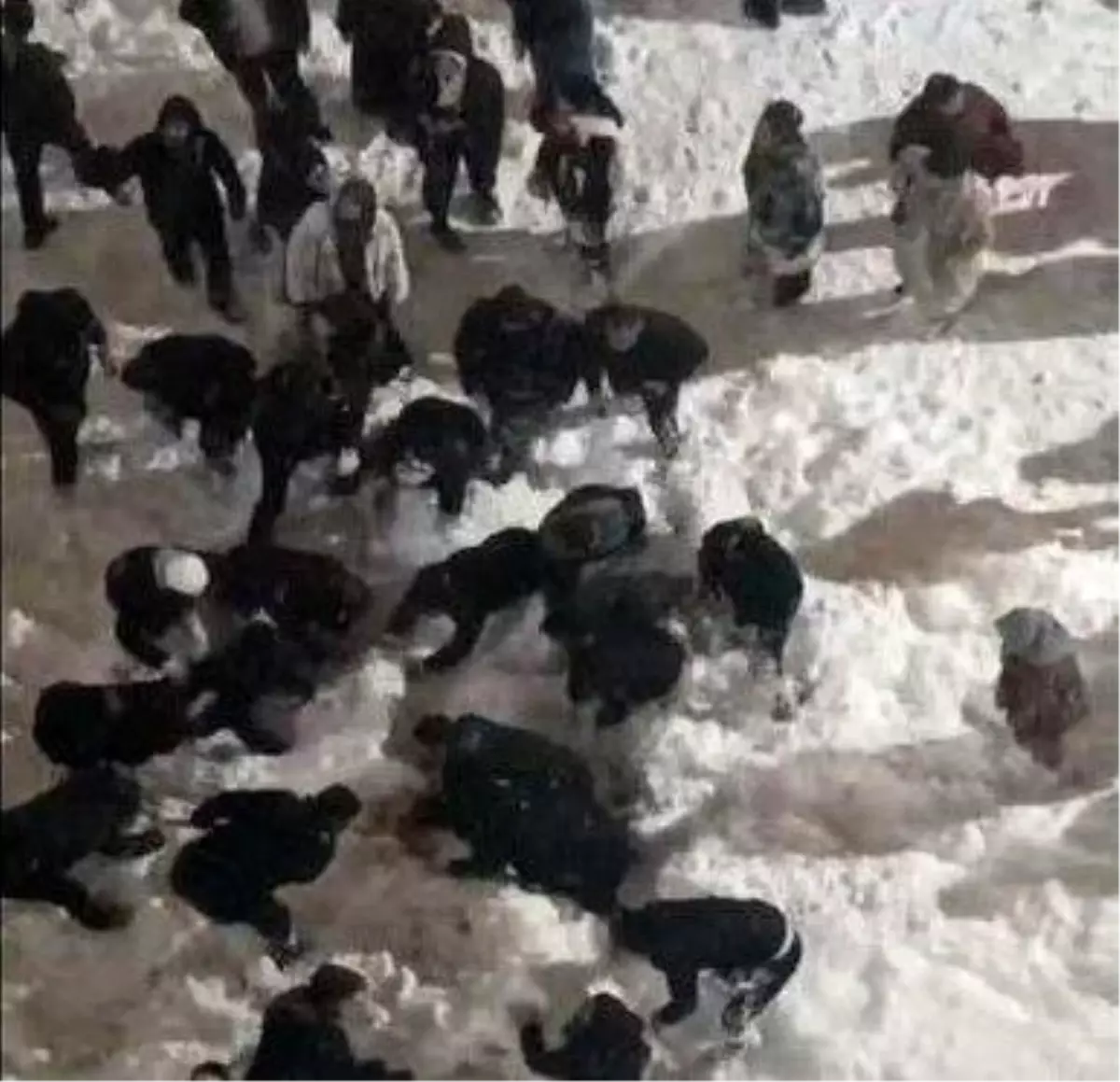 Kentte "çatı çığı" kabusu! Öğrenciler kar altında kaldı, elektrikler kesildi