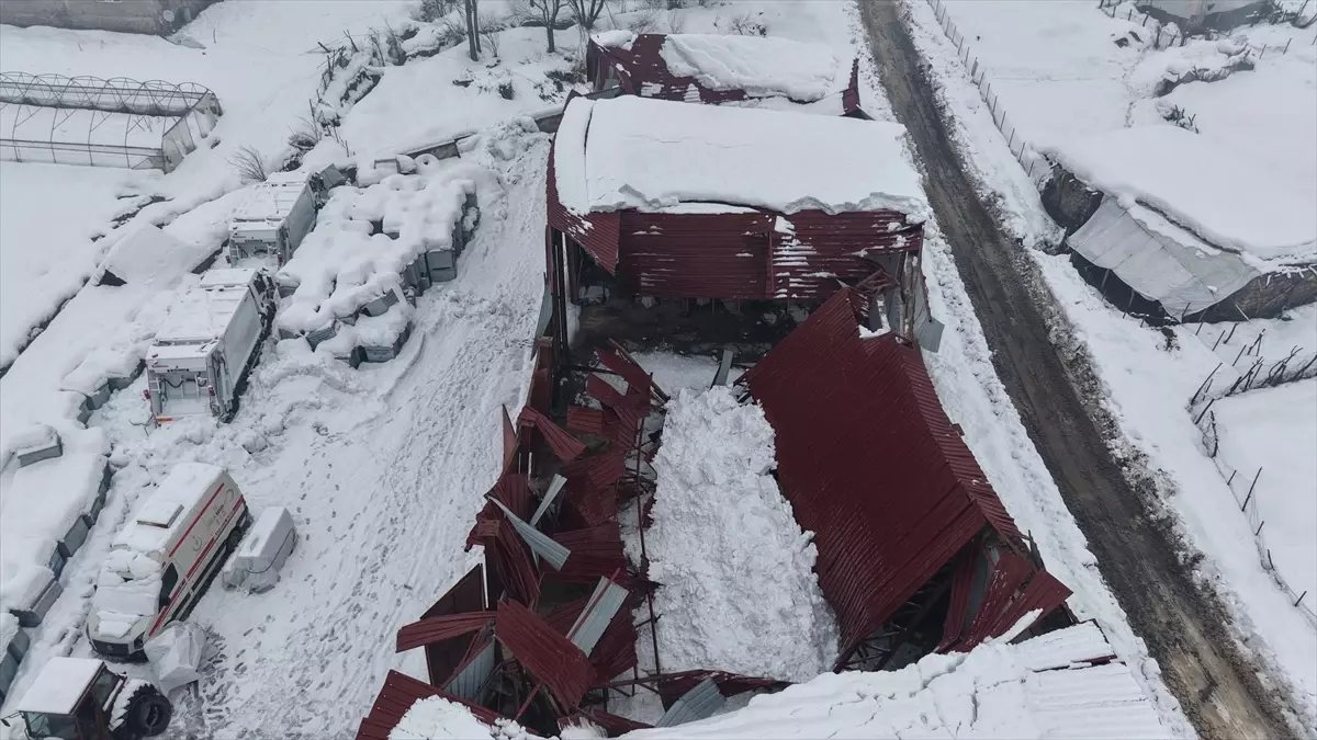Hakkari\'de Çatı Çöktü