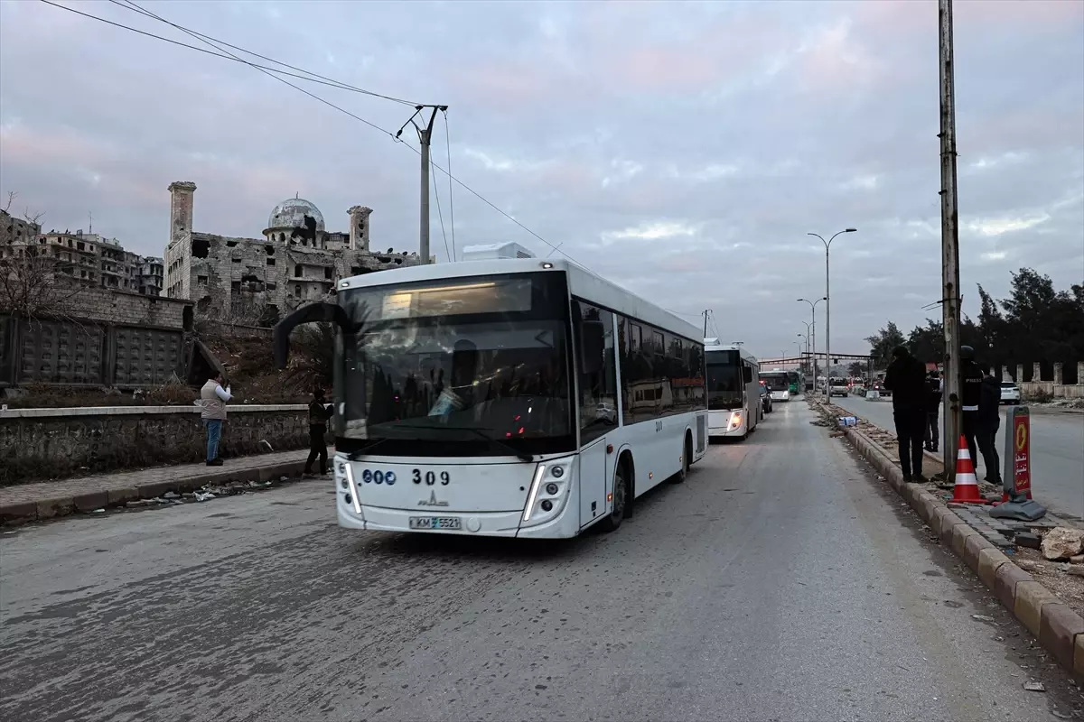 Halep\'te köşeye sıkışan YPG\'liler kentten otobüslerle gönderildi