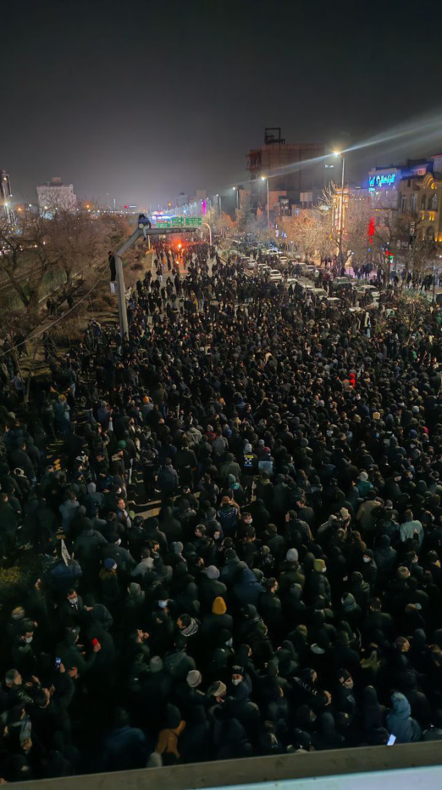 Hamaney'in sözleri ateşi körükledi, sokaklar aynı sloganla inliyor