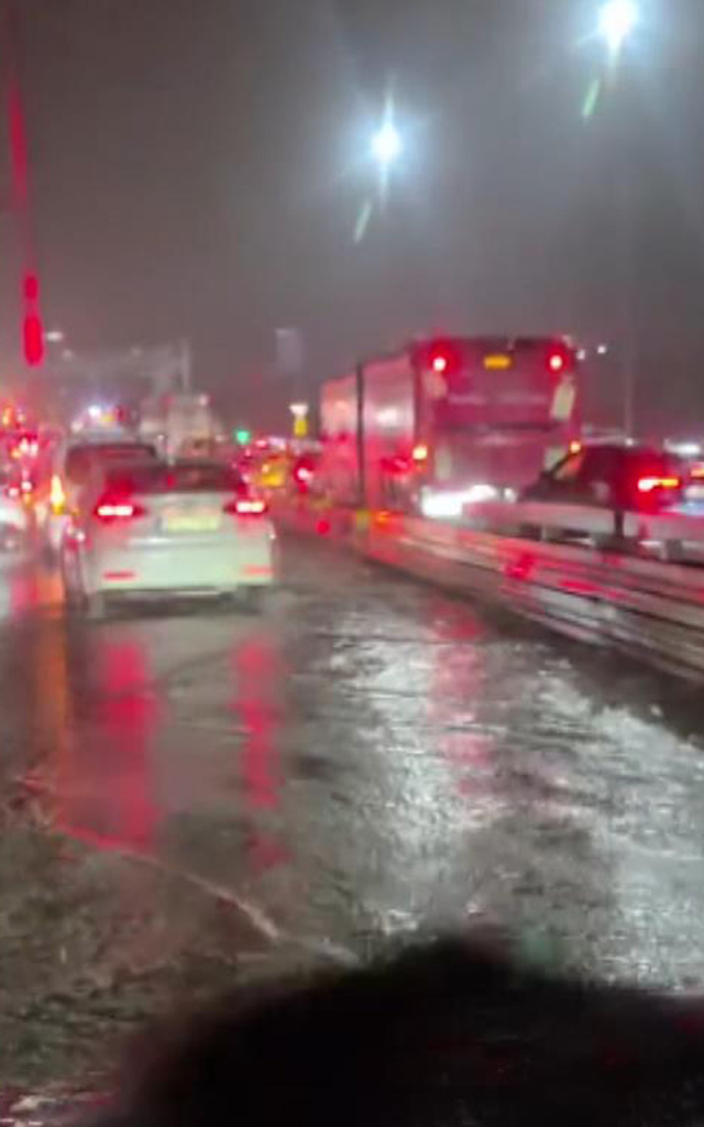 İstanbul'a yağmur fena geldi! Sürücü bile şaştı kaldı