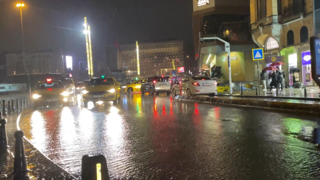 İstanbul'a yağmur fena geldi! Sürücü bile şaştı kaldı