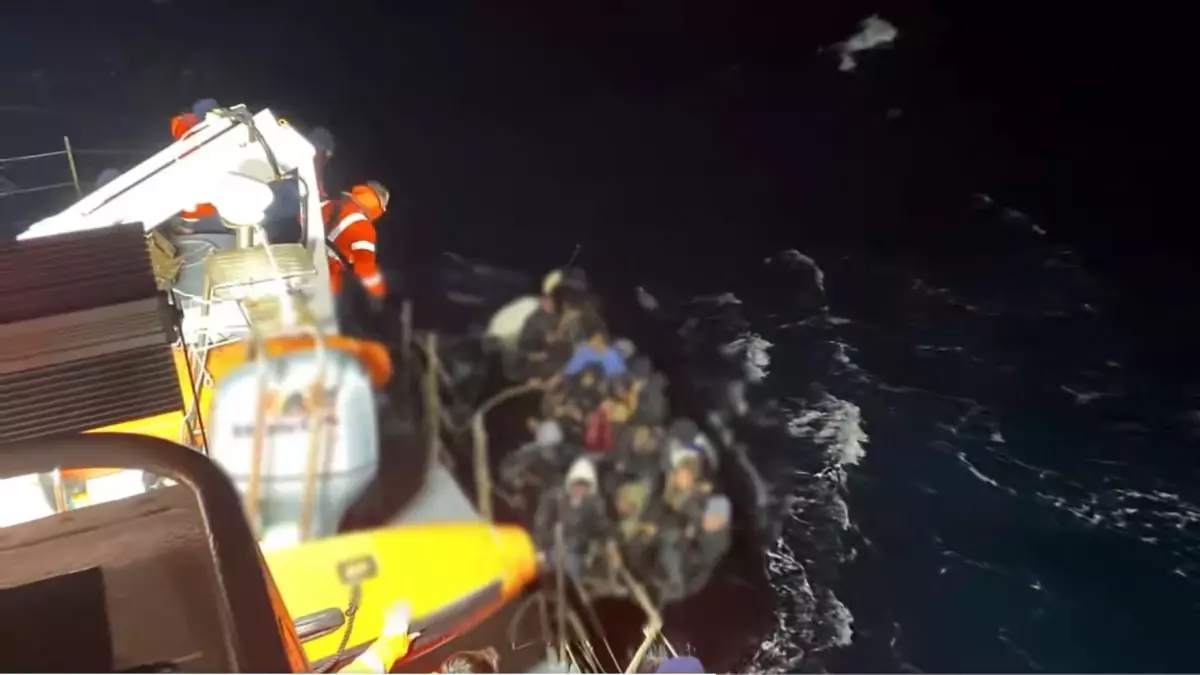 Dikili\'de Düzensiz Göçmen Kurtarma Operasyonu