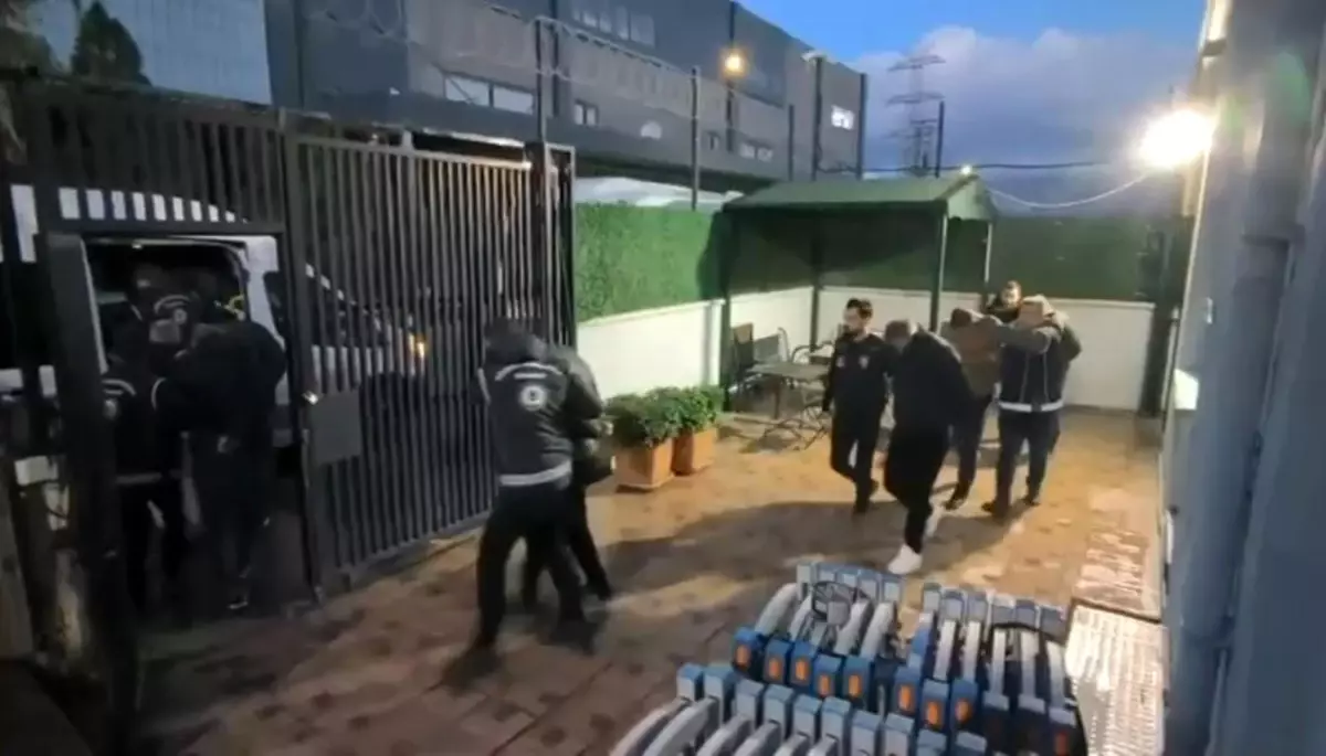 İzmir\'de Göçmen Kaçakçılığı Operasyonu