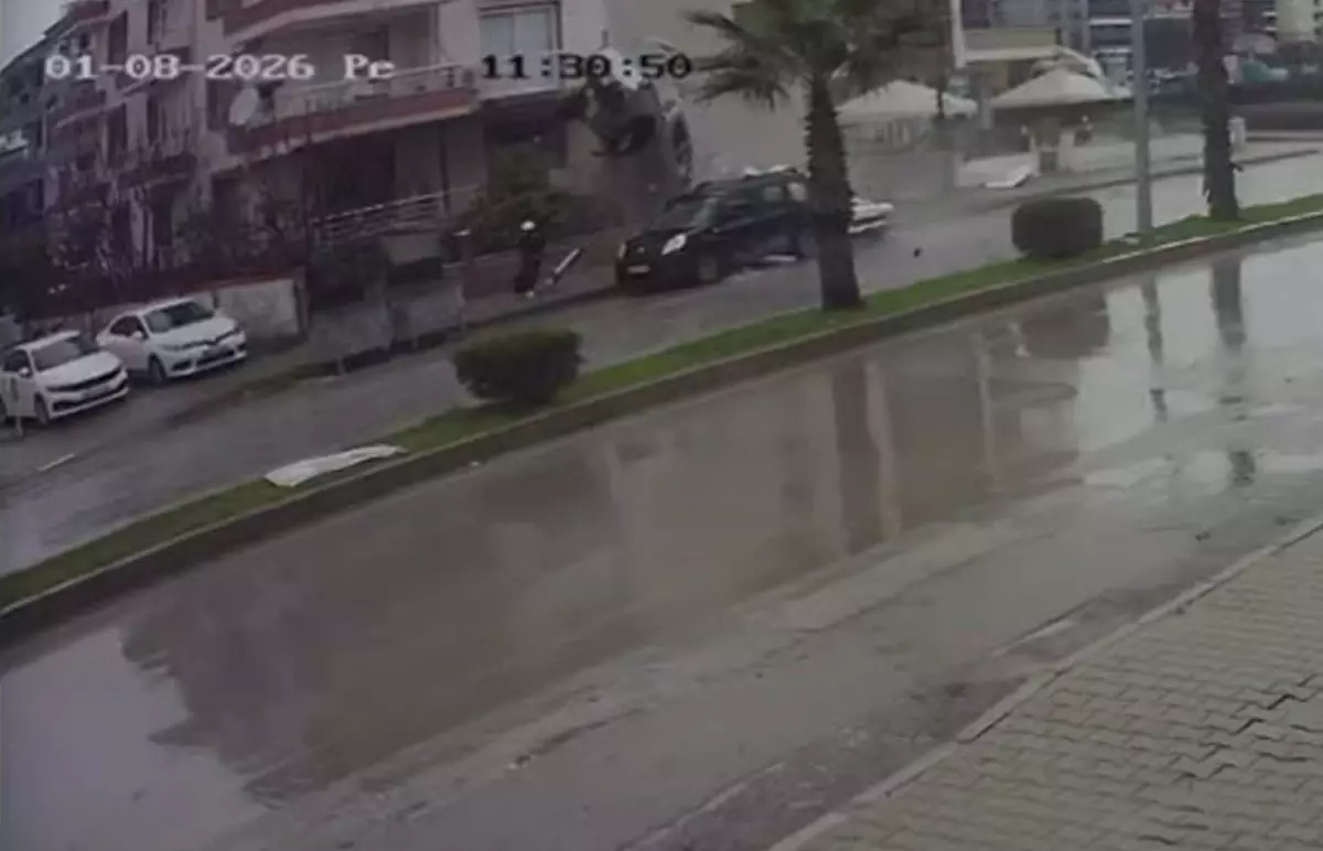 İzmir\'de Trafik Kazası: Rabiye Yıldırım Hayatını Kaybetti