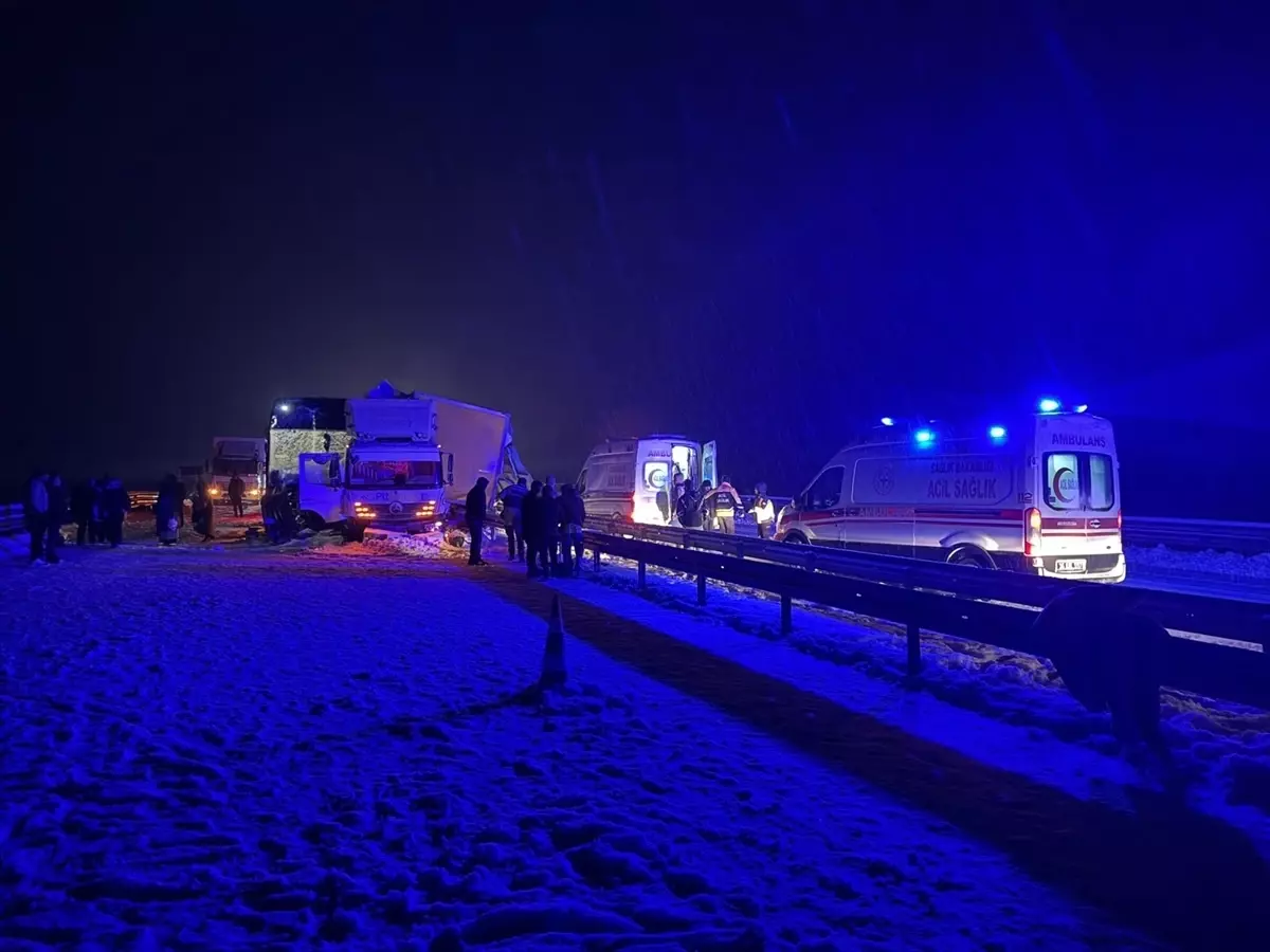 Kars\'ta Otobüs-Kamyon Kazası: 9 Yaralı