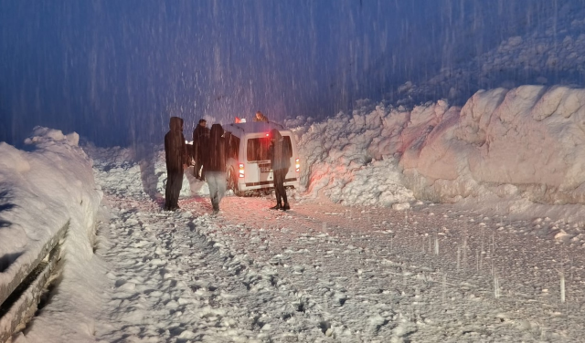 Kentte 'çatı çığı' kabusu! Öğrenci kar altında kaldı, elektrikler kesildi