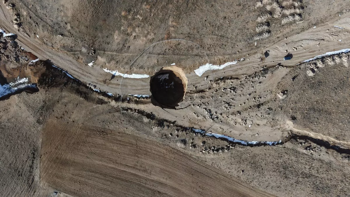 Kent merkezinin dibinde! Tam 15 metre çöktü