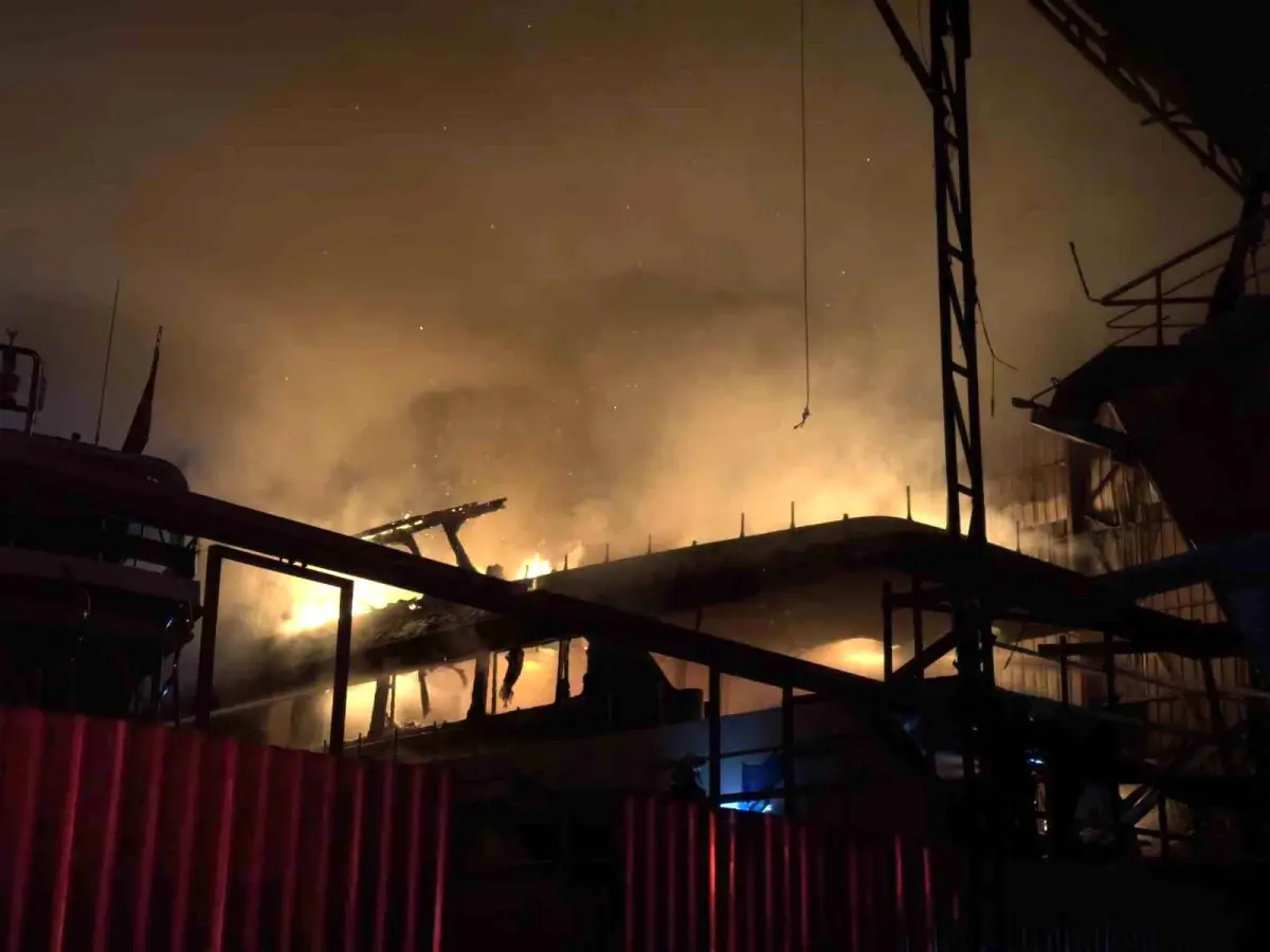 Fethiye\'de Ahşap Tekne Yangını