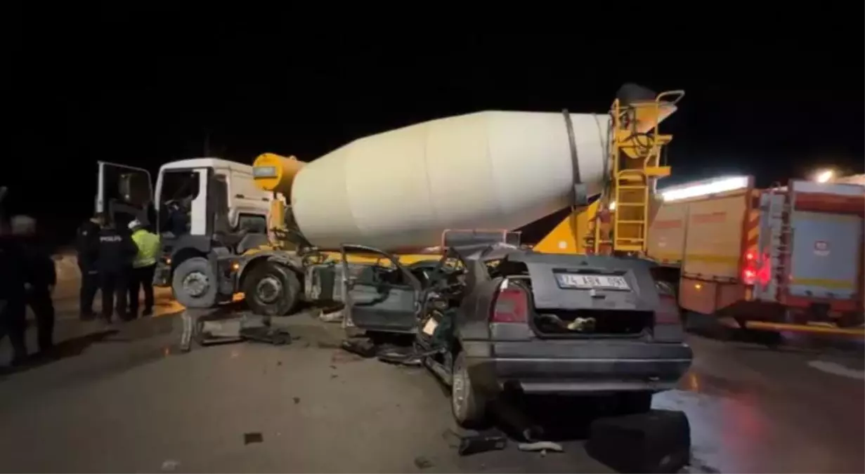 Bartın\'de Trafik Kazası: Sürücü Sıkıştı