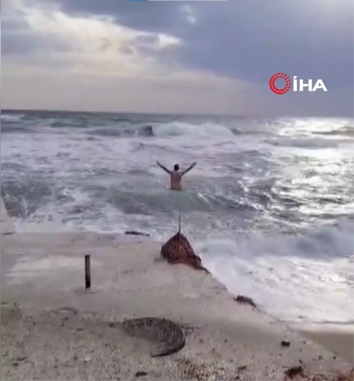 Silivri\'de bir vatandaş soğuk hava ve lodosa aldırış etmeden denize girdi