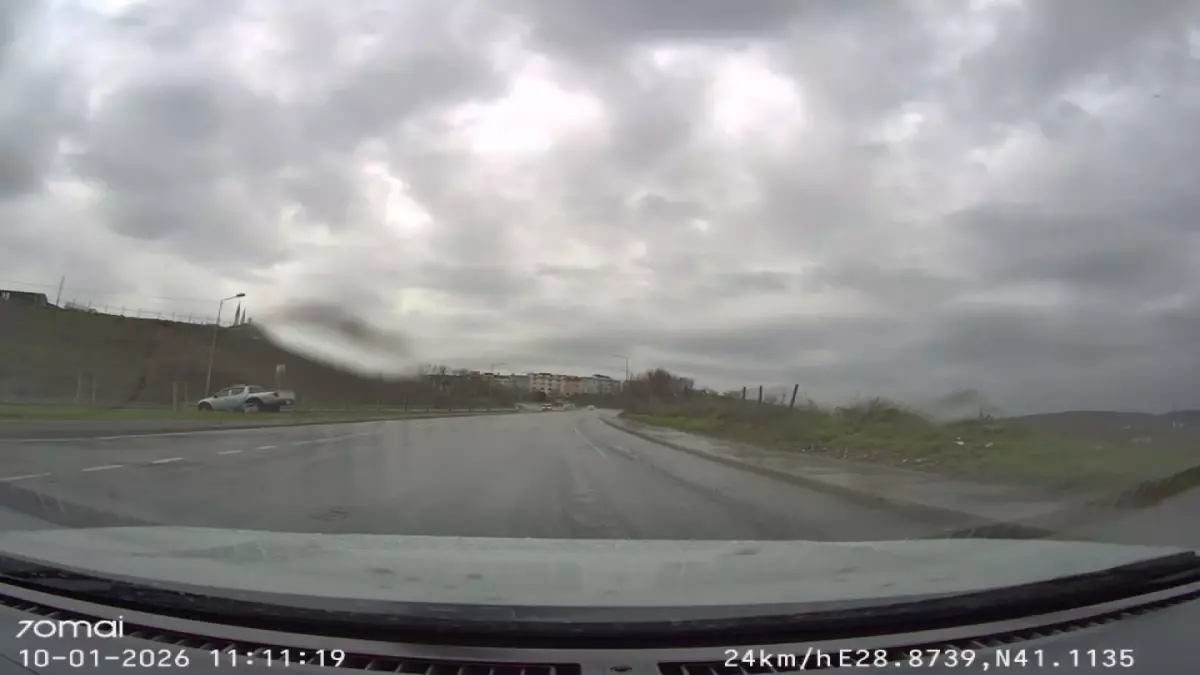 Sultangazi\'de Kaza: Araç Orta Refüje Çıktı