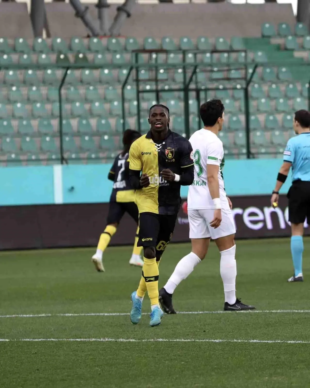 İstanbulspor, Serikspor\'u 3-0 Mağlup Etti