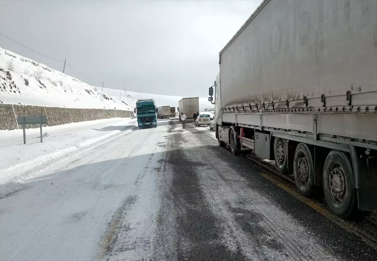 Ardahan\'da Buzlanma, 11 Tır Yolda Kaldı