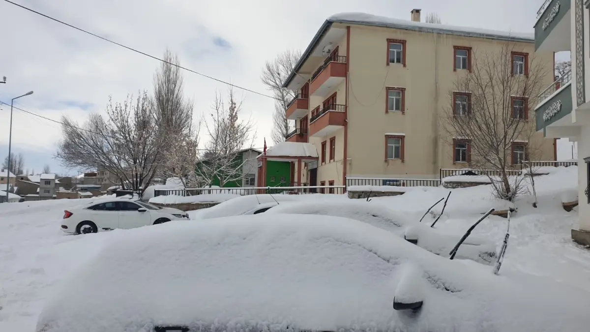 Van\'da Kar Yağışı 405 Yolu Kapattı