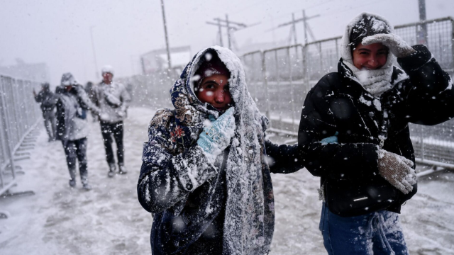 AKOM saat verdi, İstanbul'a yoğun kar geliyor: Okulların tatil edilmesinde fayda var AKOM saat verdi, İstanbul'a yoğun kar geliyor: Okulların tatil edilmesinde fayda var