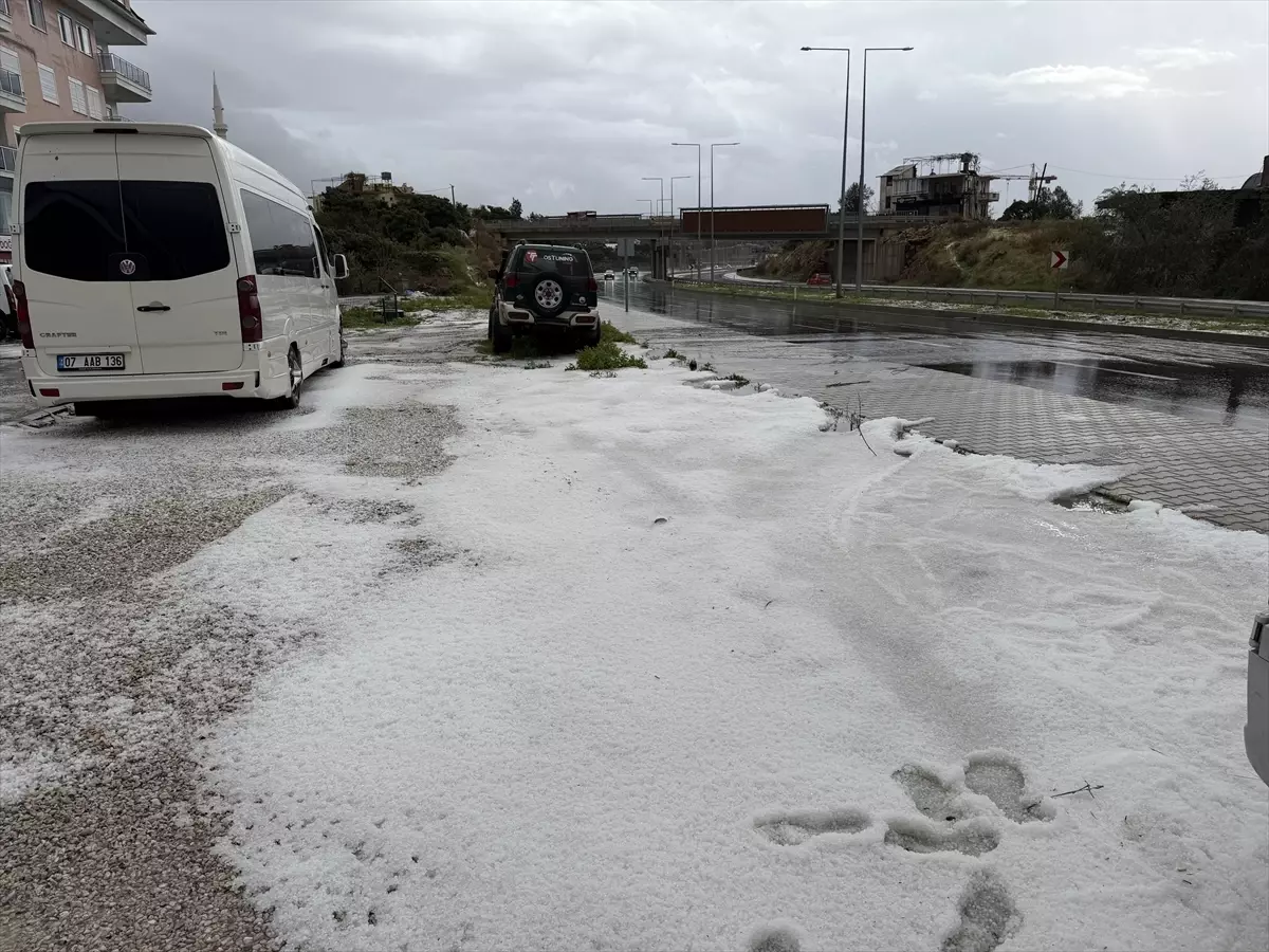Alanya\'da Sağanak ve Dolu Etkili Oldu
