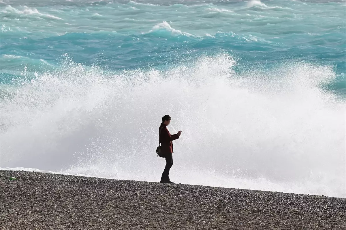 Antalya\'da Kuvvetli Rüzgar ve Fırtına