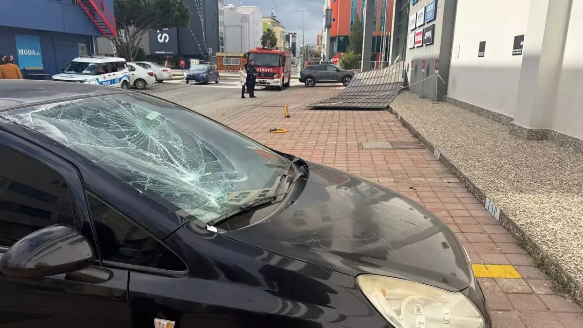 Dev Dalgalar Antalya\'da Fırtına Yarattı