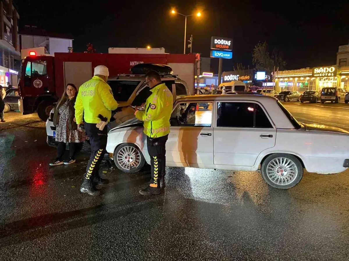 Antalya\'da Trafik Kazası: 3 Yaralı