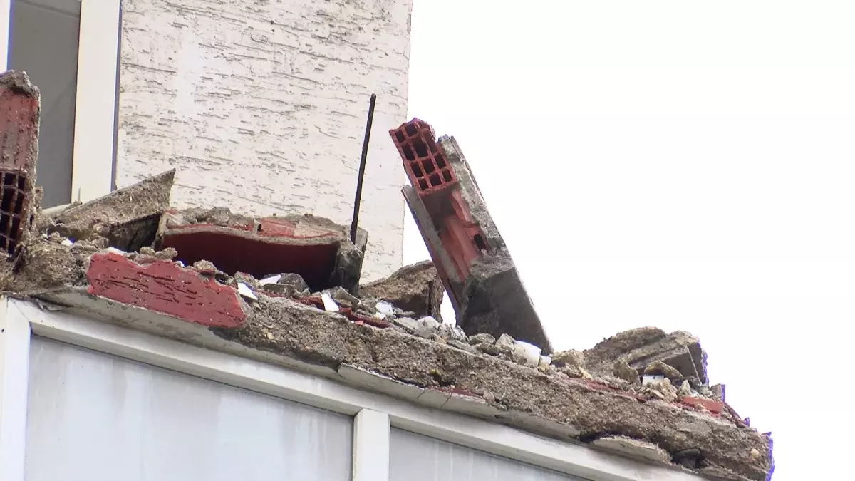 Bahçelievler\'de Balkon Çöktü