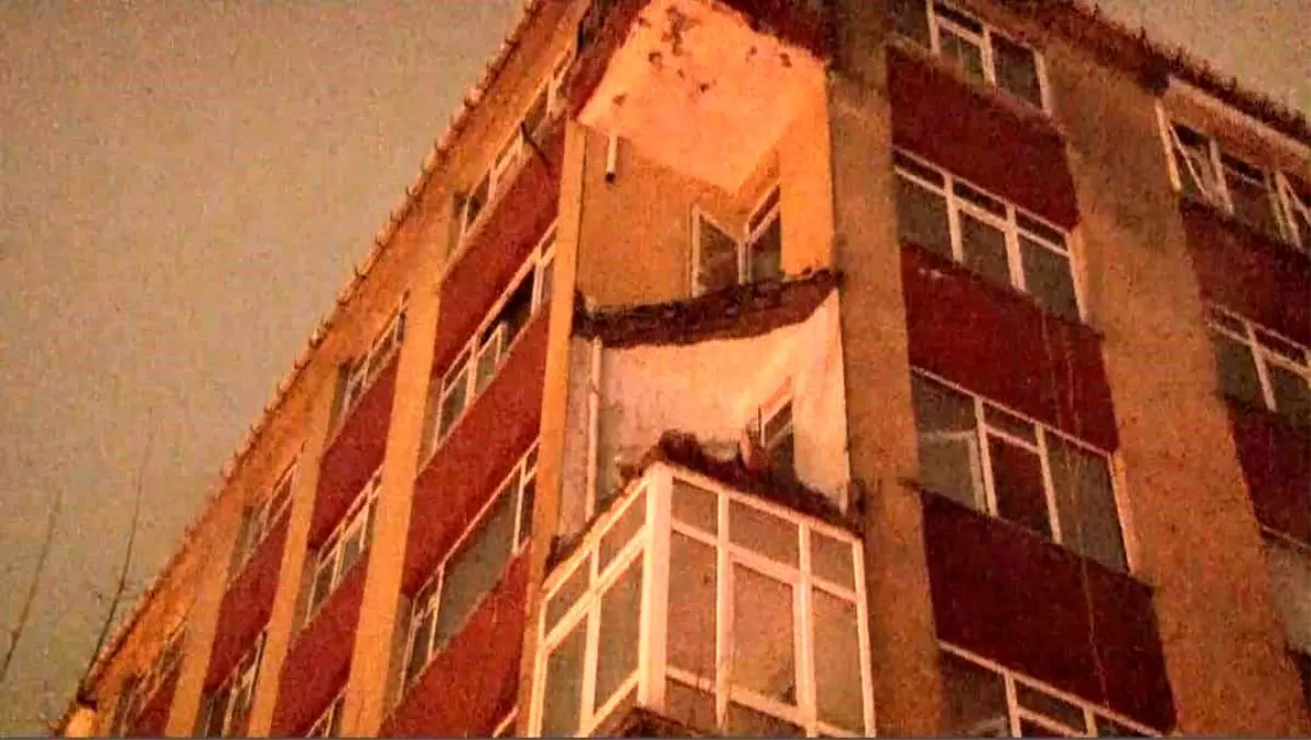 Bahçelievler\'de daha önce boşaltılan binanın balkonu sağanak sonrası çöktü