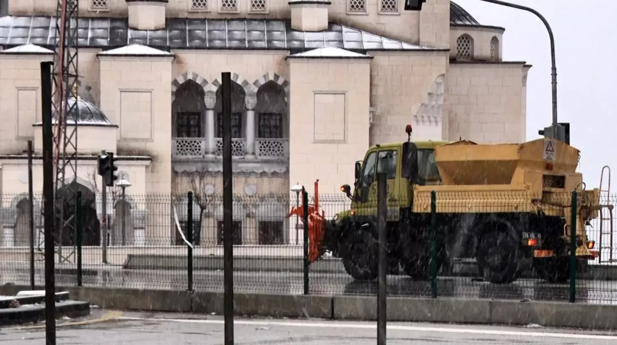 Başkentte kar ve karla karışık yağmur etkili oldu