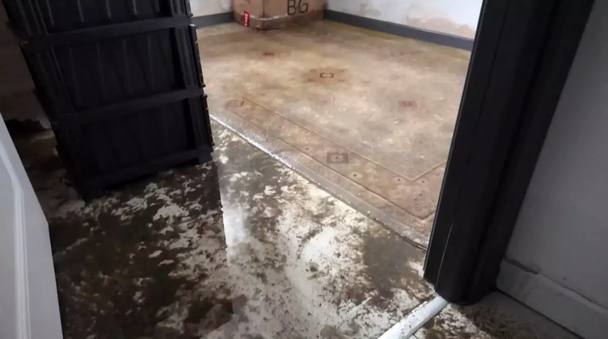 Beylikdüzü\'nde Sağanak Yağışta Bina Boşaltıldı