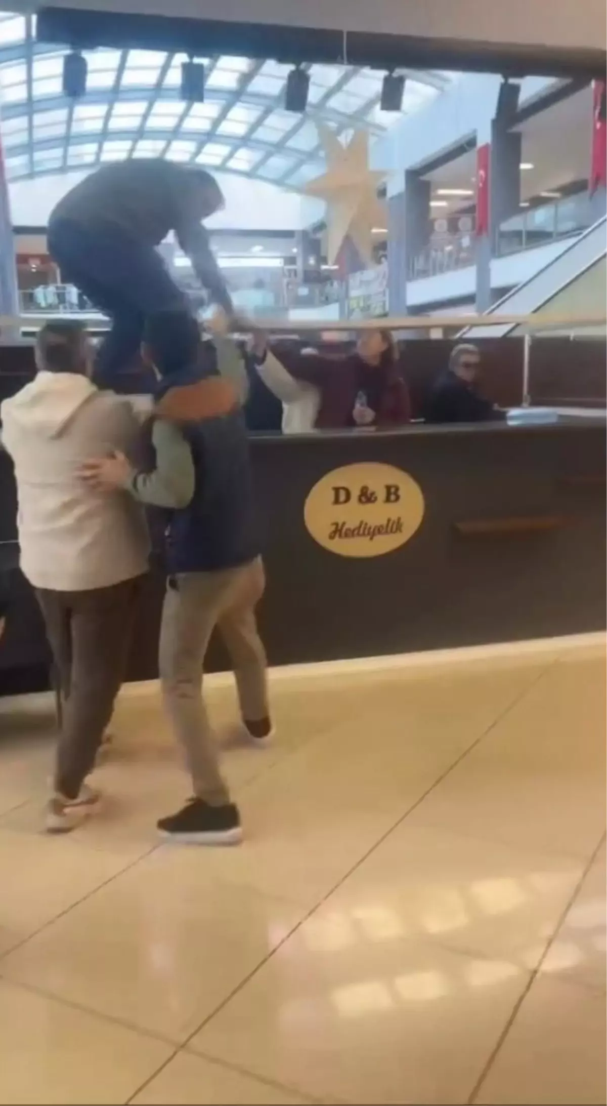 AVM\'de yer kiralama kavgasına biber gazlı müdahale