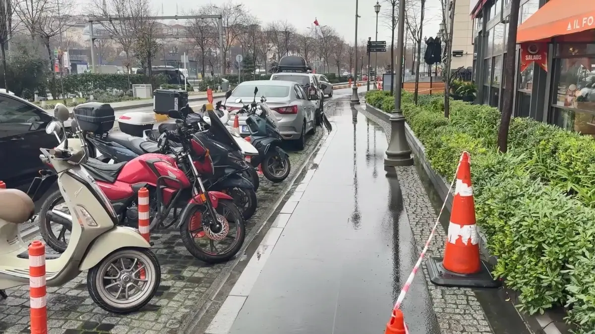Beyoğlu\'nda genç kadın fırtınada devrilen tabelanın altında kaldı; yaşam mücadelesi veriyor