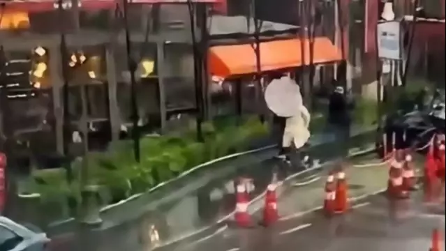 Beyoğlu'nda Tabelanın Altında Kalan Genç Kadın, Fırtına Sonrası Ağır Yaralı