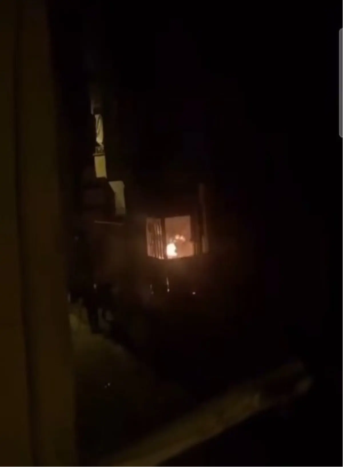 Diyarbakır\'da 8 Katlı Binada Yangın: 2 Kişi Dumandan Etkilendi