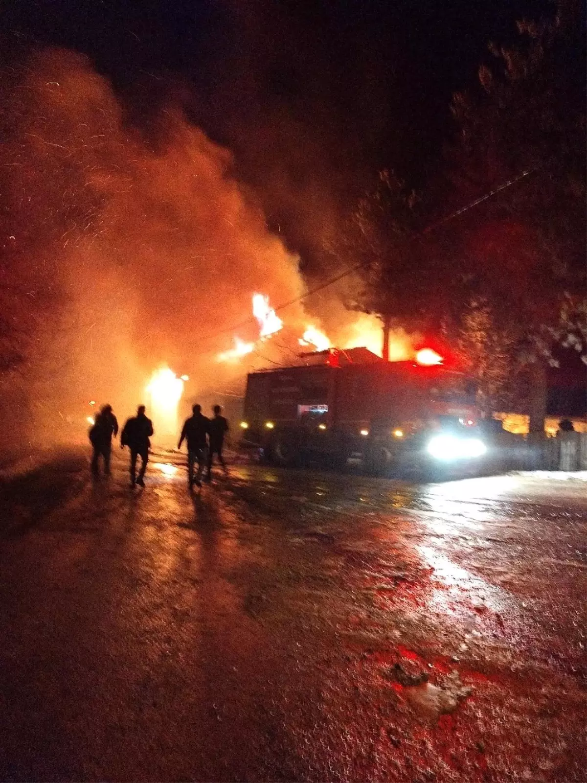 Bolu\'da iki katlı ev alevlere teslim oldu