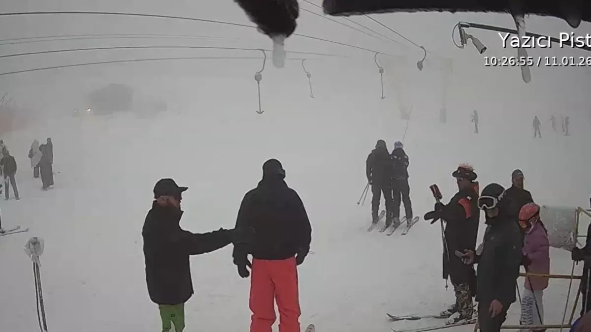 Bursa\'da Fırtına Araçlara Zarar Verdi