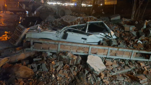 Bursa'da lodos duvarı devirdi, altında kalan 10 araç hasar gördü