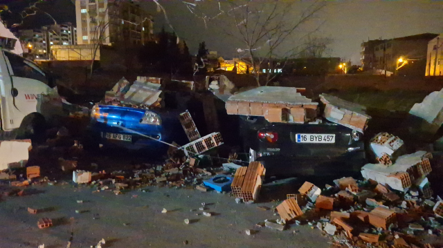 Bursa'da lodos duvarı devirdi, altında kalan 10 araç hasar gördü