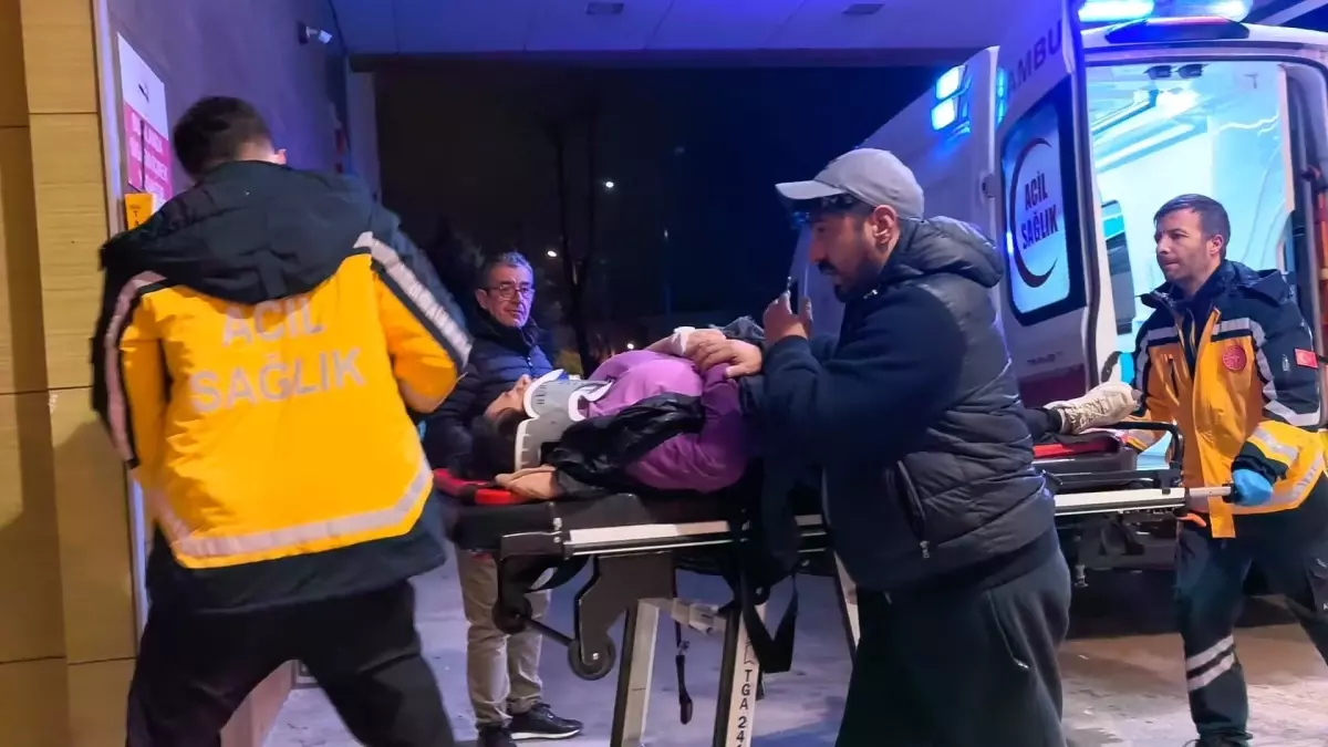 İnegöl\'de Anne ve Kızı Minibüsle Çarpıştı