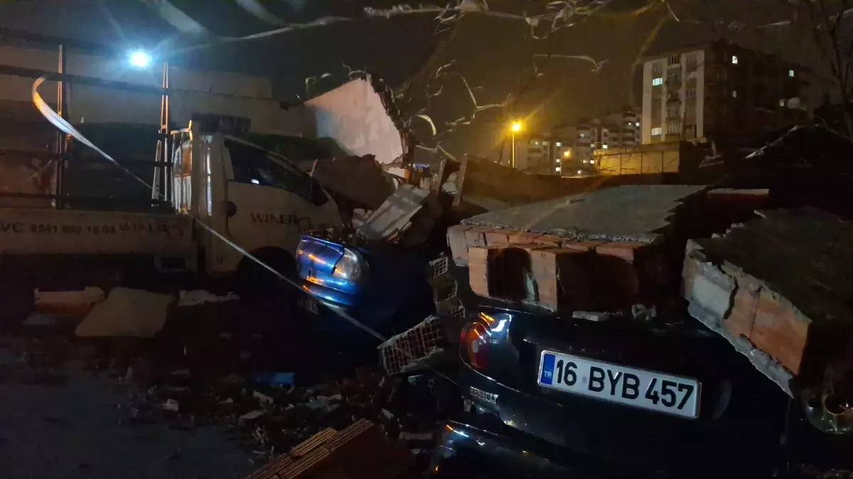 Bursa\'da Duvar Yıkıldı, Araçlar Zarar Gördü