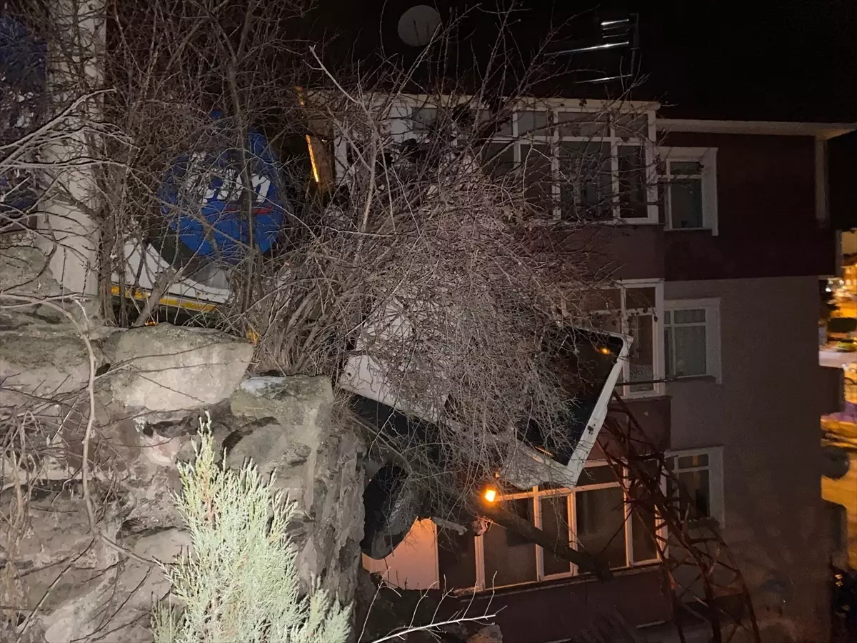 Tır Şarampolden Kurtuldu