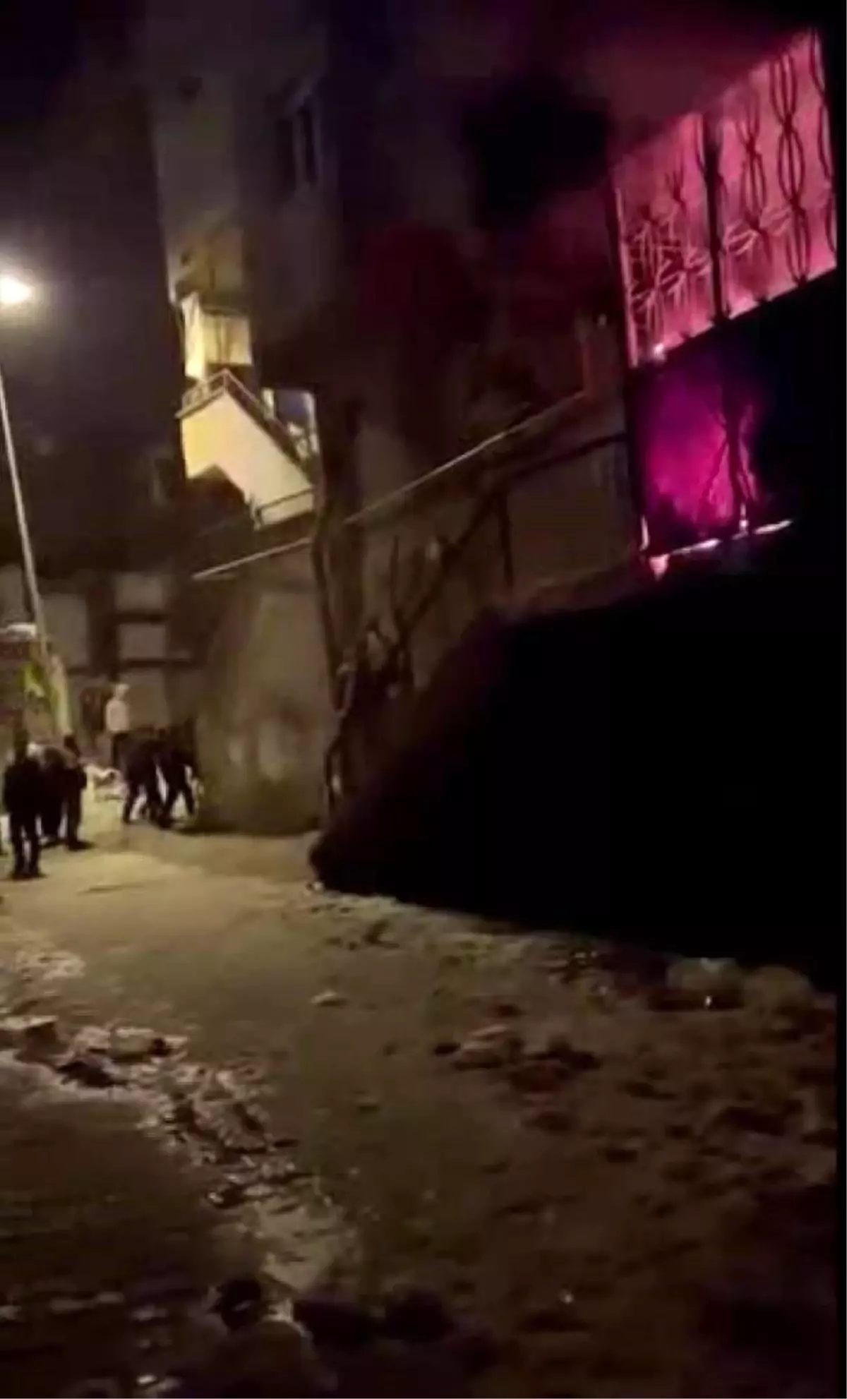 Diyarbakır\'da ev yangını: 2 kişi dumandan etkilendi, feryatlar yürekleri dağladı